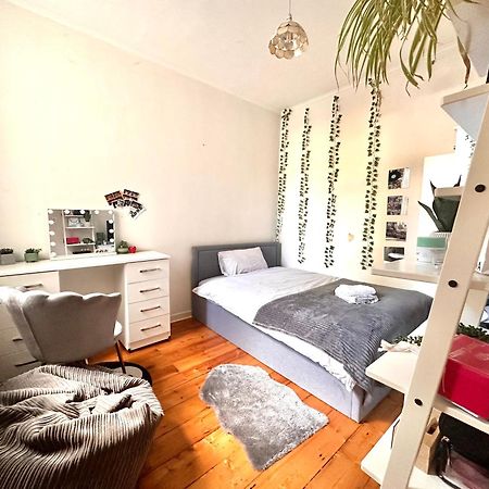 A Lovely Guest Room In West Лондон Екстер'єр фото